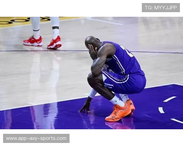 火箭与湖人激战正酣NBA赛场上演精彩对决引发球迷热议